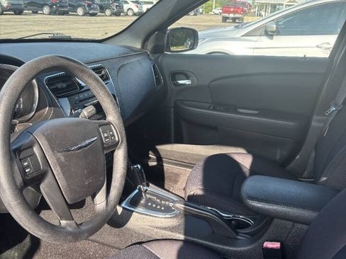 Used 2013 Chrysler 200 LX FWD image 4