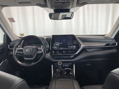 Used 2024 Toyota Highlander XLE AWD/4WD image 10