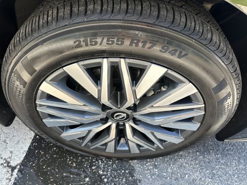 Used 2025 Nissan Altima 2.5 SV w/ SV Premium Package FWD image 3