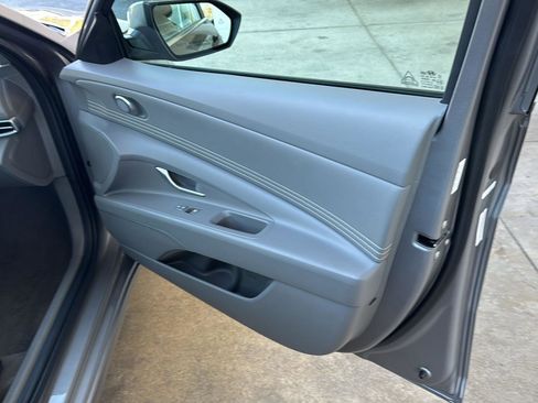 Used 2025 Hyundai Elantra SEL image 12