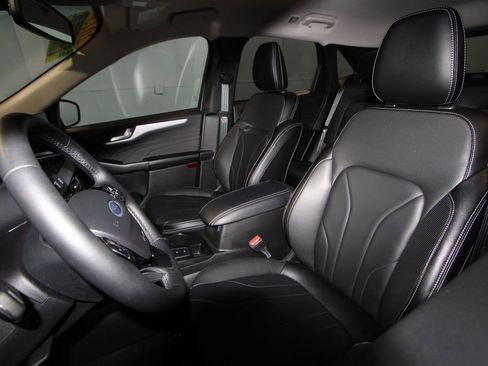 Used 2025 Ford Escape Platinum w/ Premium Technology Package image 4