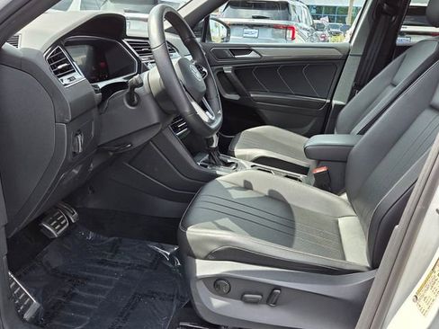 Used 2022 Volkswagen Tiguan SE R-Line image 9