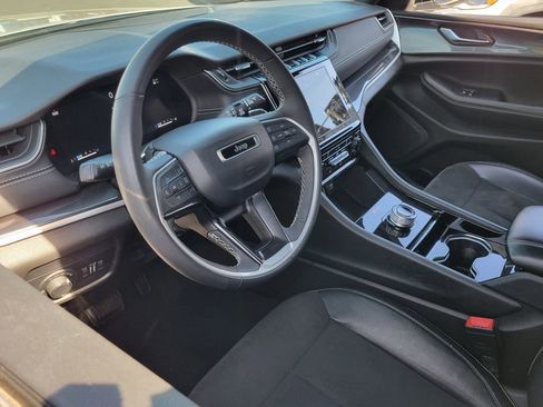 Used 2023 Jeep Grand Cherokee L Laredo image 3