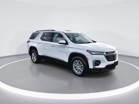 Used 2023 Chevrolet Traverse LT FWD image 2