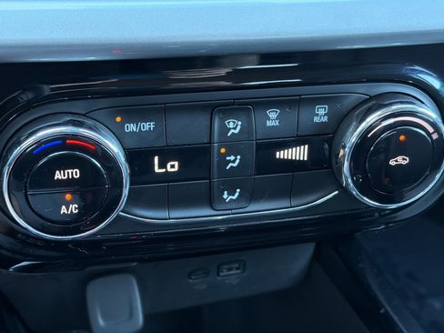 Used 2025 Chevrolet Trax LT FWD image 17