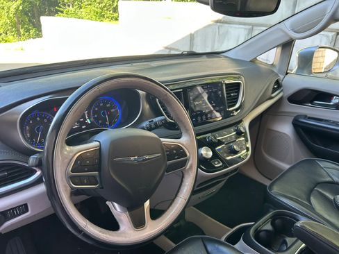 Used 2018 Chrysler Pacifica Limited FWD image 3