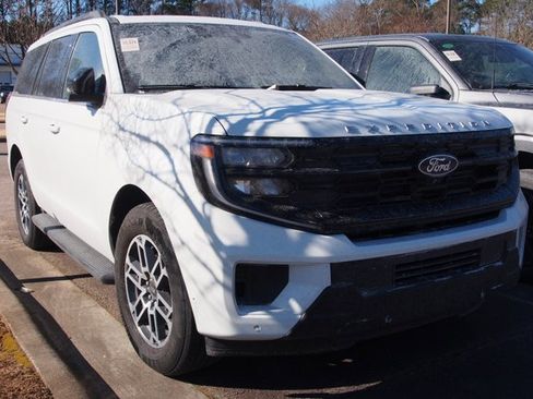 Certified 2025 Ford Expedition Active image 2