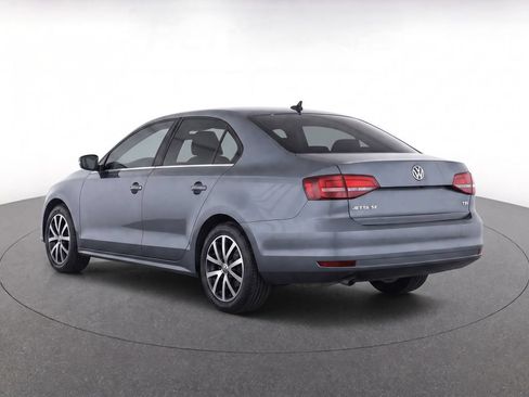 Used 2017 Volkswagen Jetta SE FWD image 3