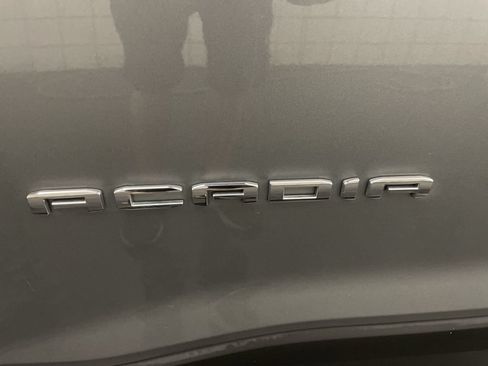 Used 2023 GMC Acadia SLT w/ Preferred Package FWD image 25