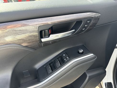 Used 2020 Toyota Highlander Limited image 18