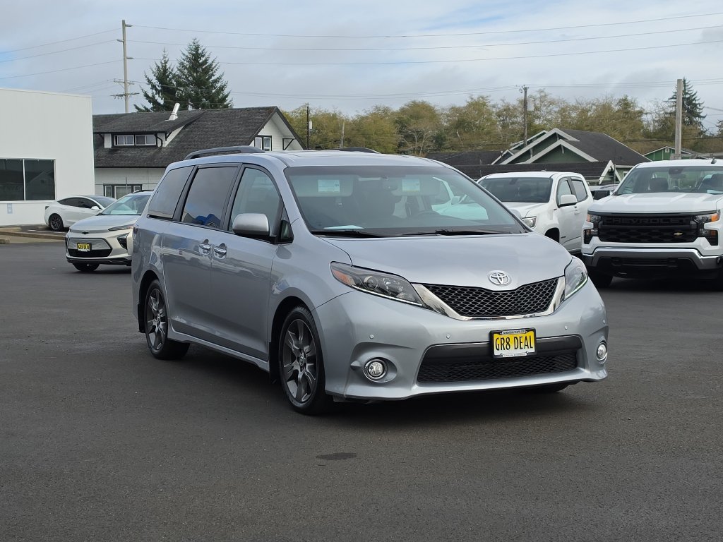 Used 2015 Toyota Sienna SE FWD image 2