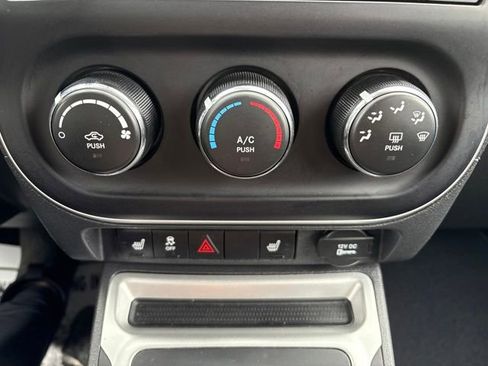 Used 2016 Jeep Compass Latitude w/ Mopar Chrome Accents Group image 18