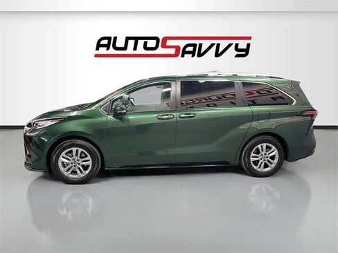 Used 2022 Toyota Sienna Limited image 4