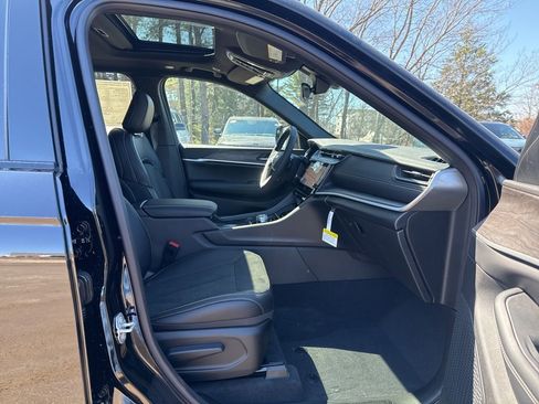 New 2026 Jeep Grand Cherokee Altitude AWD/4WD image 28