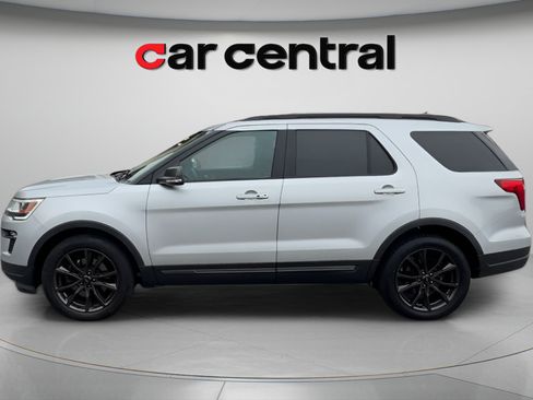 Used 2018 Ford Explorer XLT w/ XLT Appearance Package AWD/4WD image 2
