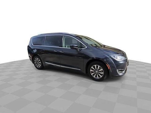 Used 2020 Chrysler Pacifica Touring-L w/ Premium Audio Group image 2