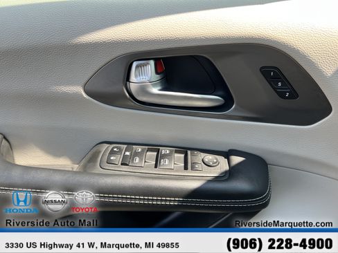 Used 2023 Chrysler Pacifica Touring-L FWD image 23