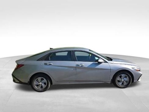 Used 2025 Hyundai Elantra SE FWD image 10