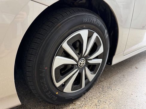 Used 2017 Toyota Prius Prime Plus FWD image 7