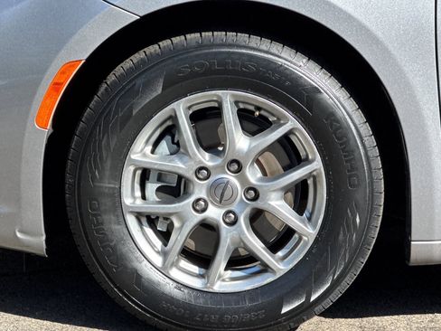 Used 2021 Chrysler Pacifica Touring image 25