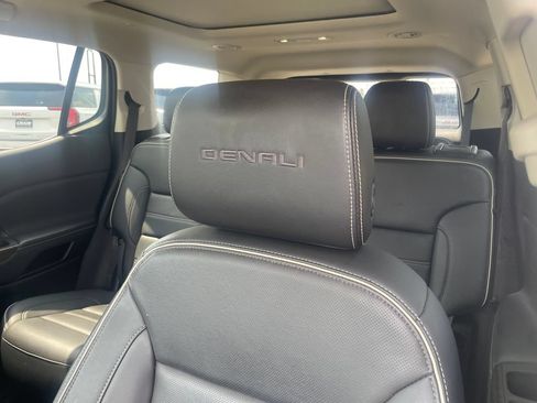 Used 2022 GMC Acadia Denali w/ Denali Ultimate Package FWD image 21