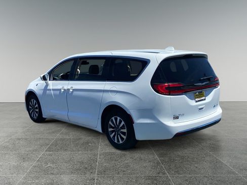 Used 2022 Chrysler Pacifica Touring-L FWD image 3