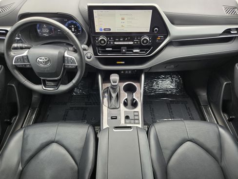 Used 2024 Toyota Highlander Platinum FWD image 21