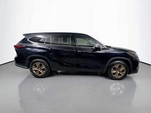 Used 2022 Toyota Highlander Bronze Edition FWD image 3