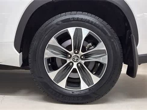 Used 2022 Toyota Highlander XLE image 11