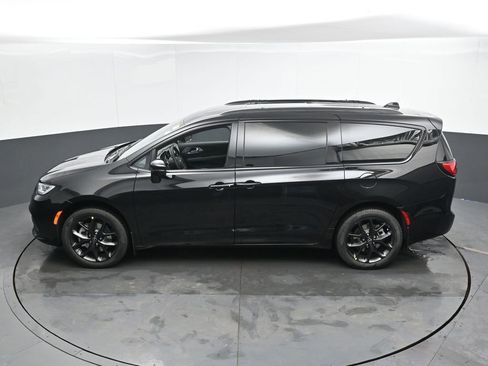 New 2026 Chrysler Pacifica Limited w/ S Appearance Package AWD/4WD image 36