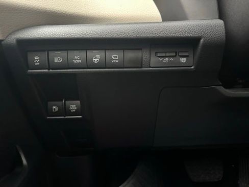 Certified 2021 Toyota Sienna Platinum image 39