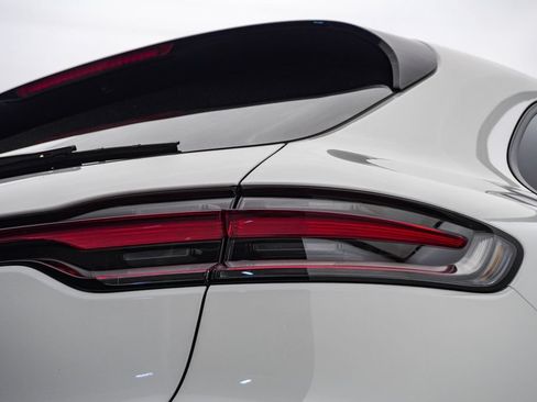 Certified 2026 Porsche Macan AWD/4WD image 12