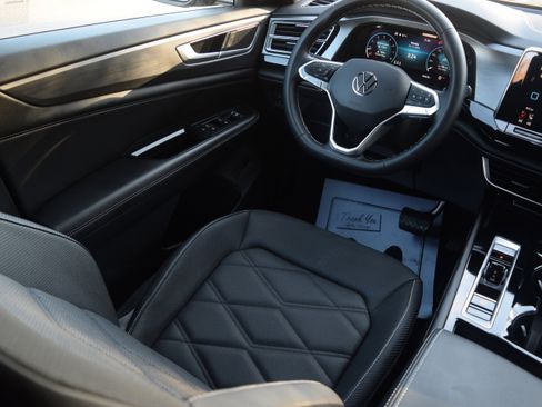 Used 2024 Volkswagen Atlas Cross Sport SE image 2