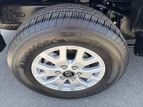 Certified 2025 Toyota Tacoma SR5 AWD/4WD image 19