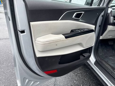 Used 2022 Kia Carnival LX FWD image 11