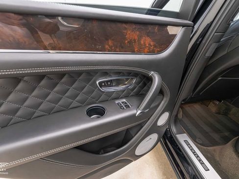 Used 2017 Bentley Bentayga AWD/4WD image 39