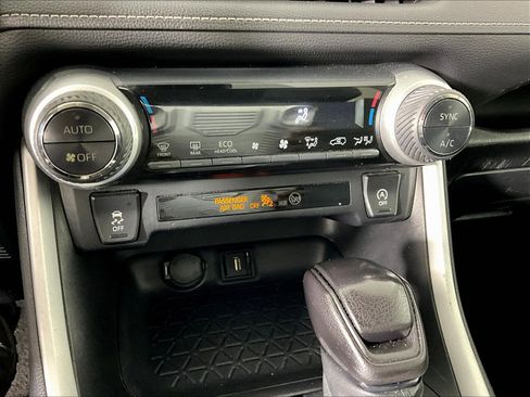 Used 2022 Toyota RAV4 XLE FWD image 15