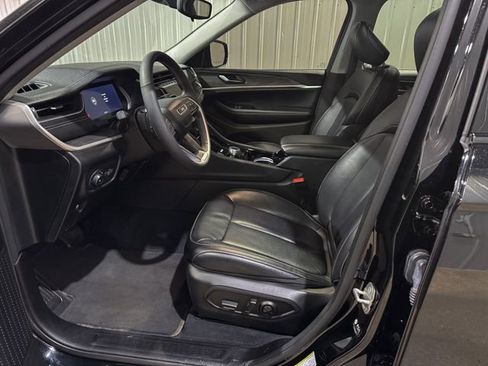 Used 2023 Jeep Grand Cherokee L Limited w/ Black Appearance Package AWD/4WD image 11