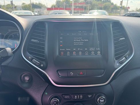 Used 2020 Jeep Cherokee Latitude Plus AWD/4WD image 11