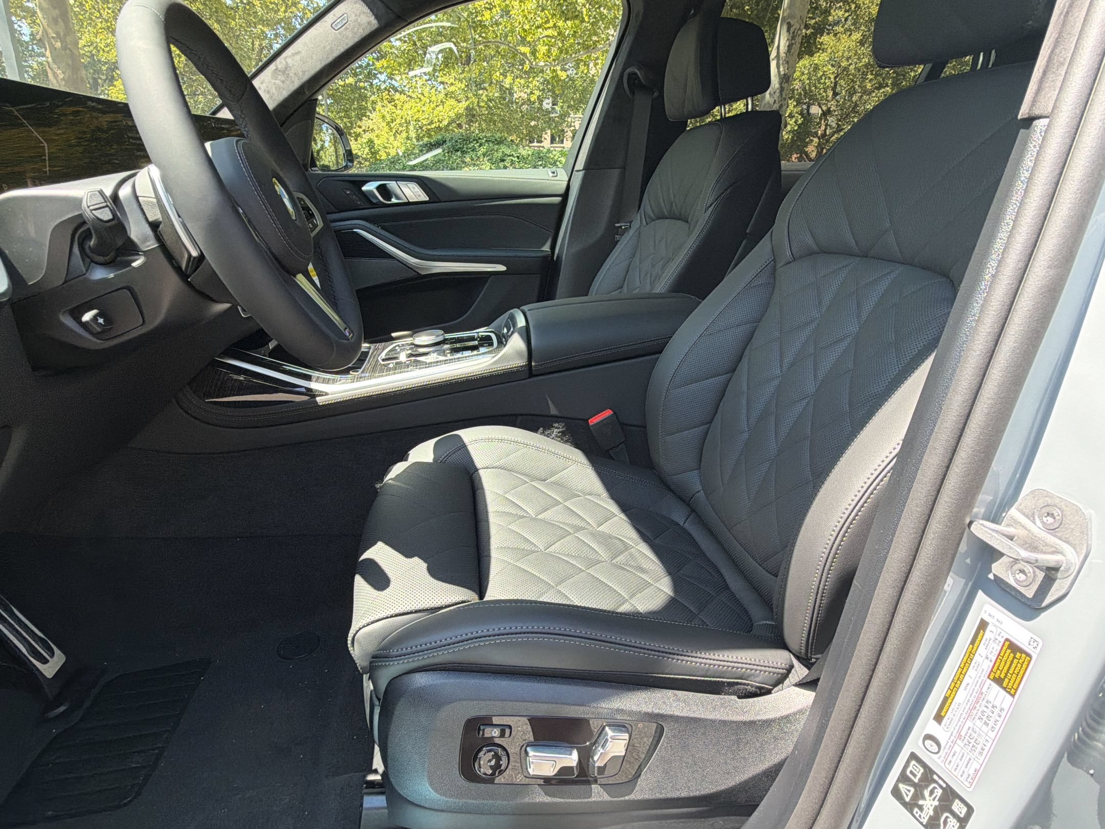 Used 2027 BMW X7 xDrive40i w/ M Sport Package AWD/4WD image 5