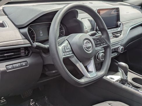 Used 2025 Nissan Altima 2.5 SV image 14