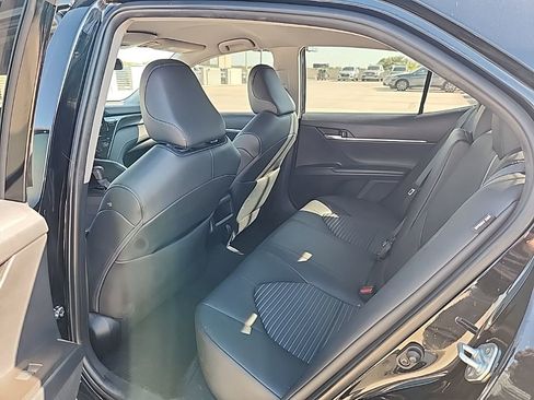 Used 2023 Toyota Camry SE image 3