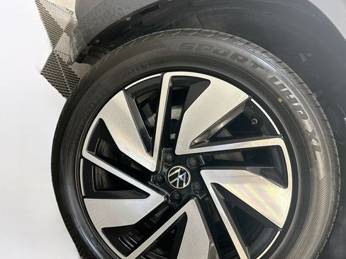 Used 2025 Volkswagen Atlas SE AWD/4WD image 12