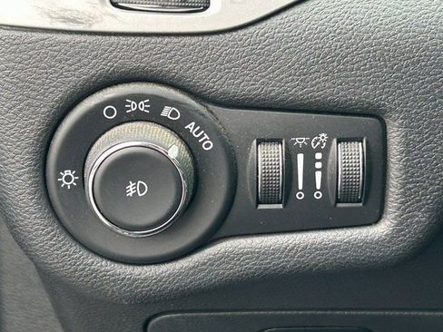 Used 2017 Jeep Cherokee Limited image 24