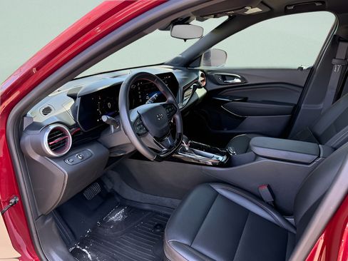 Used 2025 Chevrolet Trax RS w/ Sunroof Package FWD image 3