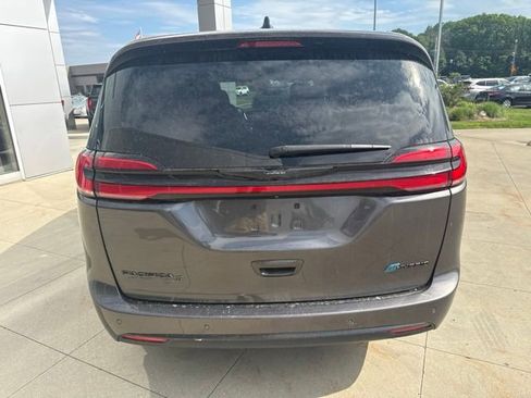 Used 2023 Chrysler Pacifica Limited w/ Uconnect Theater Family Group FWD image 6