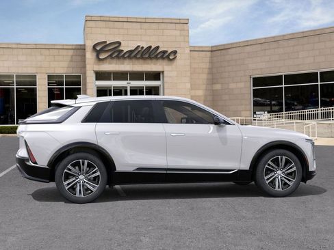 New 2025 Cadillac Lyriq Luxury w/ LPO, Floor Liner Package AWD/4WD image 5