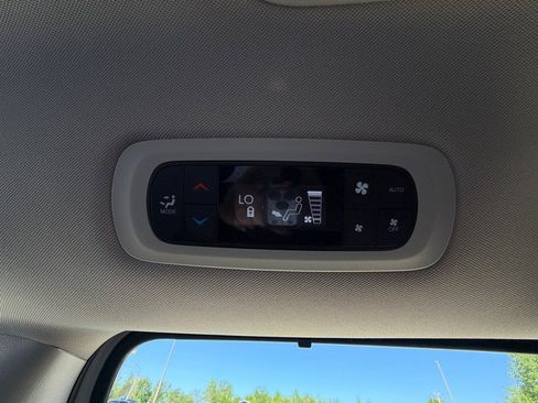 Used 2020 Chrysler Pacifica Touring-L image 21