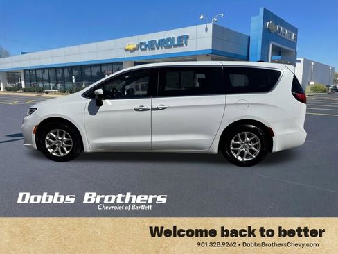 Used 2023 Chrysler Pacifica Touring-L FWD image 4