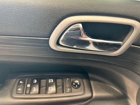 Used 2021 Jeep Grand Cherokee Laredo X AWD/4WD image 8